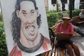 Maribel Segovia lleva 13 años en el Parque de Bolívar dibujando a turistas y cartageneros. Cree que hacer caricaturas es más difícil que hacer retratos. // - domingo_maribel1