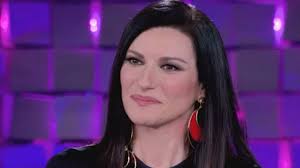 Laura Pausini sotto tiro, la cover di Mengoni fa infuriare i fan e lo staff sbotta: “A cosa è servito?”