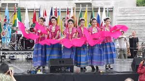 Hasil gambar untuk tari kipas sulawesi selatan