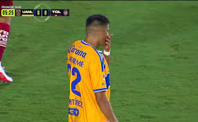 ¡TIGRES TOCA Y TOCA! Los felinos ARMAN UN JUGADÓN ante Toluca