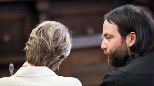 Er fragt und fragt und weiß offenbar selbst nicht, wonach