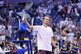 No. 1 Alexander Zverev wins in 5 sets, Coco Gauff starts her quest for a second US Open title