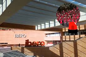 Alumnos de la Ibero en CDMX caen durante foto de graduación: Reportan varios heridos