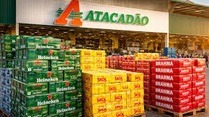 Cliente paga R$ 16 mil por 140 caixas de cerveja em promoção no Atacadão, gerente se recusa a entregar alegando 'erro no sistema' e acaba detida por propaganda enganosa
