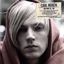 Carl Norén har fått den otacksamma rollen som mellanbroder i en syskonskara fylld av musiker. En storebror är störst och bestämmer, en lillebror kan göra ... - Owls-Carl-Nor%25C3%25A9n-2011