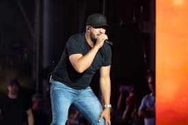 Luke Bryan Hilariously Forgets Lyrics On Stage, Fans React - Imagen principal del artículo
