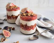 Parfait de mascarpone com compota de figo e pistache