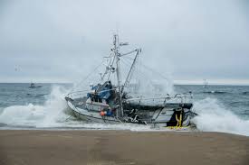 Boat runs aground at North Beach