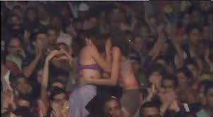 Resultado de imagem para jovens a beijarem-se