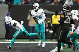 De’Von Achane questionable to return, Dolphins up 24-7
