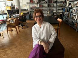 Nada de mansão do Arthur: Isabel Teixeira, a Pilar de 'Quem ama cuida, vive em apartamento que também é ateliê e editora de livros