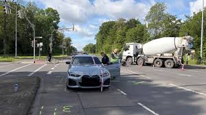 Schwerer Unfall in Köln: Auto erfasst Jogger - Kreuzung am Militärring war gesperrt
