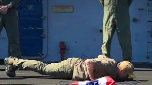 Pete Hegseth macht Liegestütze vor Navy-Crew — WEB.DE
