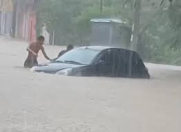 [VÍDEO] Temporal transforma ruas em rios e coloca Paraty em alerta máximo