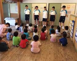子どもたちと笑顔で交流する教員の画像