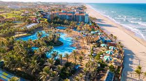 O melhor parque aquático da América Latina está no Brasil e recebe mais de 1 milhão de visitantes por ano, abriga toboágua de 41 metros com quedas acima de 100 km/h, tem montanha-russa aquática de 28 metros, mais de 30 atrações e quatro resorts inte