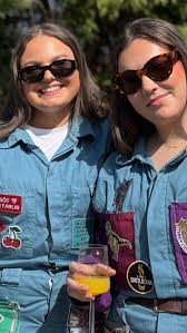 Här värmer studenterna upp inför valborgsfirandet i Halmstad