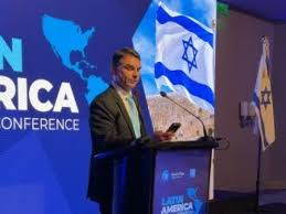 Cientista político vê um risco no tom do discurso que Flávio Bolsonaro usou na Argentina