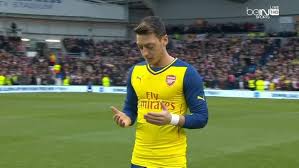 Hasil gambar untuk mesut ozil lagi berdoa di arsenal