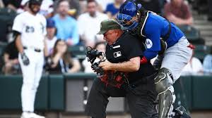 Umpire exits Cubs-White Sox after being struck by ball