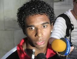 Luiz Antonio no desembarque do Flamengo (Foto: Thales Soares/Globoesporte.com) Luiz Antônio completará 21 anos em março - luizantonio_thalessoares_62