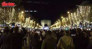 Đại lộ Champs Élysées rực rỡ ánh sáng Giáng sinh, khởi đầu mùa lễ hội Paris | Chuyên trang Video - Báo tin tức