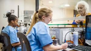 NHS staff should be banned from wearing political badges, report recommends