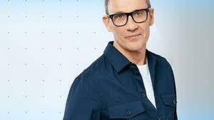 Julien Courbet REVIENT! Découvrez le Changement Choc sur M6!