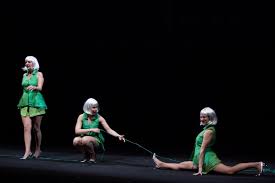 Resultado de imagem para fotos ou imagens da peça de teatro "Migrantes"