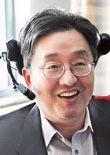 Lee Sang-mook. Lee Sang-mook (49), a professor at Seoul National University who was permanently injured in a car accident in the U.S., has won W3.8 billion ... - 2011051800624_0