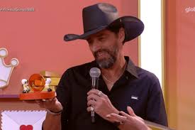Alberto Cowboy recebe prêmio após BBB 26 e manda recado para Ana Paula
