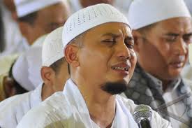 Arifin Ilham Tetap Gunakan Nama Muamar Qaddafi. Ustadz Arifin Ilham (ANTARA/Rosa Panggabean). Justru yang kita kagum, dalam kondisi sulit saat ini mereka ... - 20110126121056arifinilham-311210