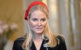 „Eher schädlich als nützlich“: Norwegens Kronprinzessin Mette-Marit im freien Fall