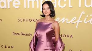 Selena Gomez Muestra un Estilo de Moda Elegante con Crop Top con Cintas en Su Espacio de Compras