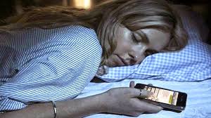 Hasil gambar untuk Bahaya Main Ponsel Sebelum Tidur