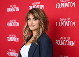 Penelope Cruz showing off her Weekend Bob haircut