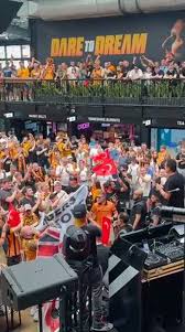 Acun Ilıcalı Londra’da Türk Bayrağı Açan Hull City Taraftarlarını Selamladı