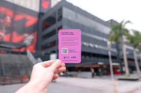 Furacão distribui Cartão Rosa aos torcedores durante jogo contra o Atlético-MG