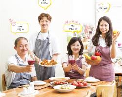 가족과 함께 먹는 모습