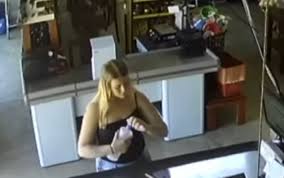 Jovem que ateou fogo em atendente por ciúmes do namorado é presa em MG