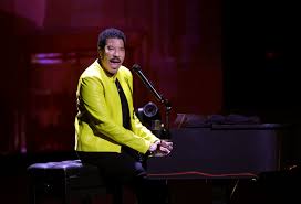 Singer Lionel Richie hospitalized after Muny concert: Reports — FOX 2