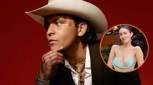 Equipo de Nodal aclara si su violinista fue despedida mientras él hace un arriesgado movimiento público