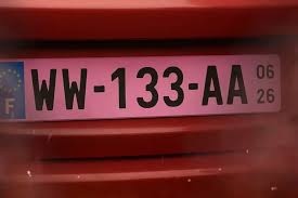 Francia cambia las normas y autoriza las nuevas matrículas rosas: qué significan y a quién afecta