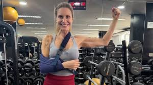 Paula Burlamaqui ganha liberação médica para treinar e atualiza estado de saúde após acidente doméstico: 'Finalmente'