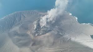 Indonesia cierra siete aeropuertos por la ceniza del volcán Anak Krakatau