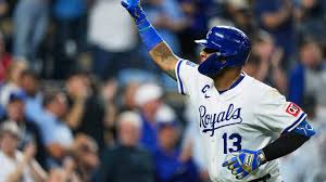 Salvador Pérez Asciende en la MLB: Top Venezolano en Extrabases - Imagen principal del artículo