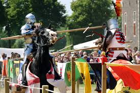 Afbeeldingsresultaat voor ridders te paard met lans tegen elkaar