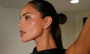 Eiza González's Fan Encounter Sparks Debate: Gratitude or Privacy?