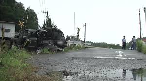 《踏切内で車が脱輪》特急列車と車が衝突 けが人なしも土讃線ダイヤ乱れる【高知】