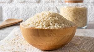 Lavar o arroz faz bem ou mal? A ciência explica o que é o pó branco do grão